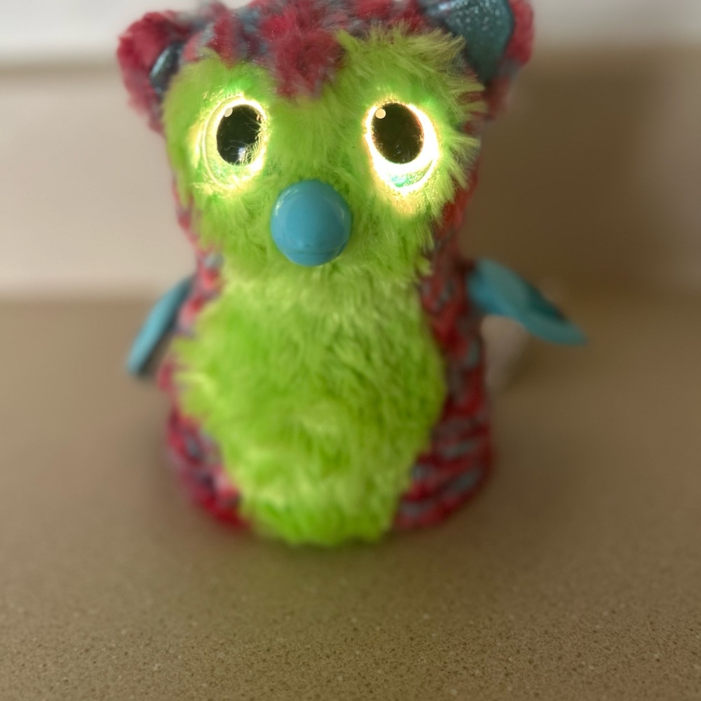 Hatchimals - interactive Fluffy Light-Up Owl Toy - Green and Blue